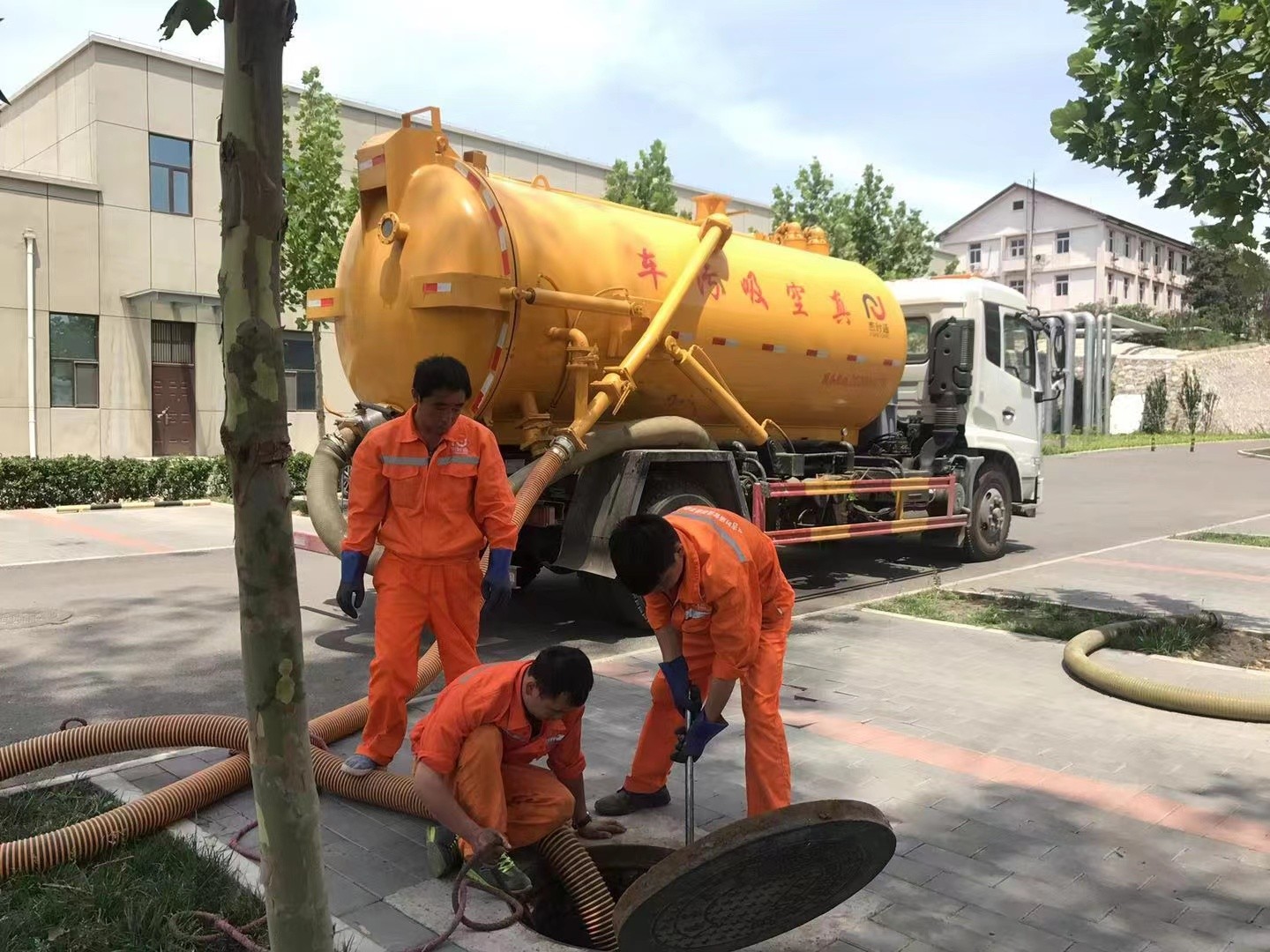 万泉镇化粪池清理与5-8吨吸粪车施工效率分析